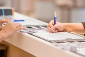 腰痛にて受診する様子