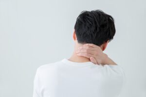 肩こりに悩む男性