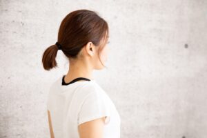 筋力低下によって姿勢が維持できない様子