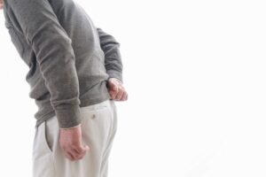腰痛に苦しむシニア男性
