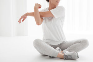 肩こりのセルフケアを行う男性